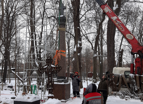 Реставраторы демонтировали надгробие художника Федора Брюллова
